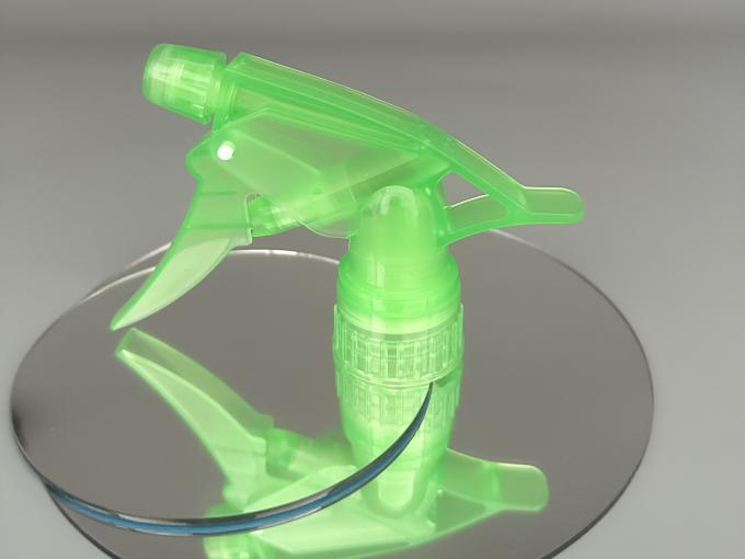 農薬と家庭清掃用のトリガースプレー 1